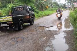 Jalan propinsi di Tanah Datar makin memprihatinkan