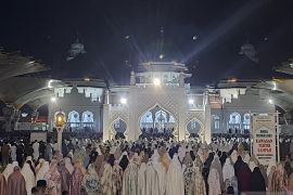 Jamaah tarawih pertama di Masjid Raya Baiturrahman membludak hingga ke taman