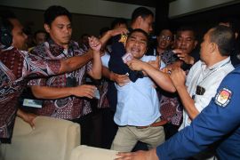 Rapat pleno perhitungan suara Kabupaten Halsel di KPU Malut ricuh