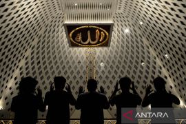 Shalat tarawih pertama di Masjid Al Jabbar