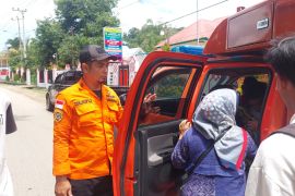 Basarnas evakuasi dua orang yang hilang saat berkemah di Kapontori Buton