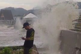 Gelombang tinggi rusak sejumlah rumah dan warung di pesisir Sukabumi