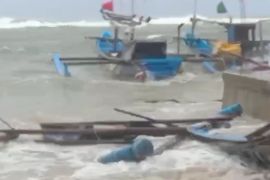 Banjir rob disertai gelombang tinggi rusak 100 perahu nelayan Pantai Ujunggenteng Sukabumi