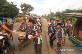 IPK Palas bagi - bagi takjil ke masyarakat dan pengguna jalan