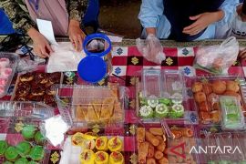 Penjual  takjil mulai bermunculan di Ambon memasuki Ramadhan
