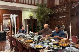 Prabowo pamer momen makan bersama Didit dan Titiek Soeharto