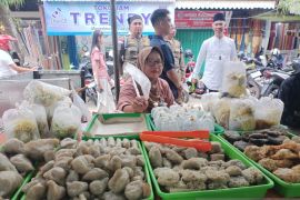 BPOM Jambi uji lab makanan Pasar Bedug
