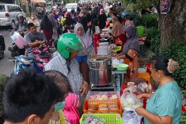 Lapak Pedagang Kampung Kue Surabaya diserbu pembeli jelang buka puasa
