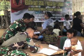Prajurit TNI periksa kesehatan gratis dan bagikan sembako di Maybrat