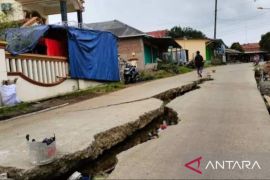 Pergerakan tanah di Bekasi meluas, jalan Cikarang-Bojongmangu ambles