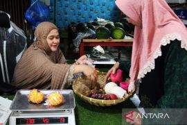 FOTO - Harga buah lokal naik saat Ramadhan di Dumai Page 2 Small