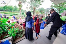 Pengelola Pemakaman Muslim Al Azhar Karawang bantu sembako masyarakat sekitar