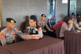 Bidokkes Polda Malut periksa kesehatan personel pengamanan pleno pemilu 2024