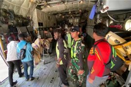 TNI AU mengantar pasien penyakit jantung dengan pesawat ke Jayapura