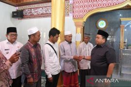 Bupati - Ketua TP PKK Tapsel isi bulan suci Ramadhan dengan berbagi
