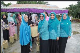 Suharyanti Mujiyat bagikan sembako kepada Lansia