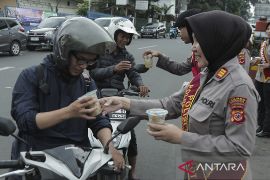 Polisi berbagi takjil di Sukabumi