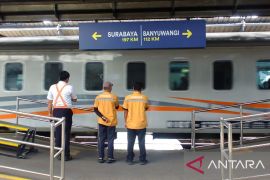 KA Pandalungan berangkat dari Jember dengan rangkaian kereta darurat