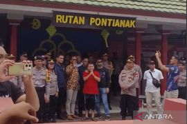 Ratusan buruh melakukan aksi damai di Kejari Pontianak
