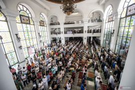 Shalat Jumat pertama Ramadhan 1445 H di Palembang