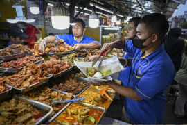 Keramaian pusat kuliner khas Sumatera Barat di kawasan Pasar Senen Jakarta Page 1 Small