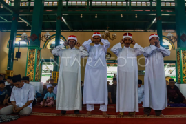 Tradisi Shalat Jumat di Masjid Kesultanan Ternate Page 1 Small
