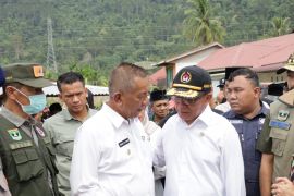 Sukses tangani bencana, Menko PMK terima kasih ke Bupati Pesisir Selatan