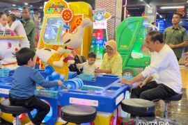Presiden Jokowi mengajak 3 cucunya ke perbelanjaan Botani Square Mall Bogor