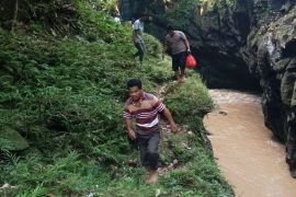 Dua pencari ikan dihantam air deras, mayat ditemukan berjarak satu kilometer