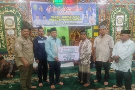 Salurkan CSR, Wabup Siak ajak jamaah nabung di BRK Syariah
