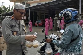 Polsek Lampihong bagikan takjil kepada warga