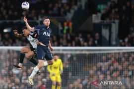 Manchester United makin jauh dari lima besar