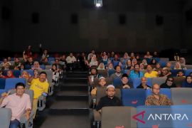 Puluhan guru Smekdors nobar film "Kartolo Numpak Terang Bulan"