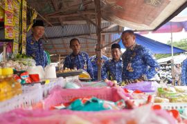 Pj Bupati HSS tinjau ketersediaan bahan pokok dan harga di pasar terpadu