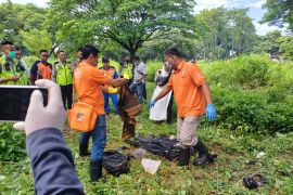 Petugas evakuasi kerangka di kolong jalan tol Waru