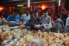 Wihara Petak Sembilan berbagi makanan buka puasa Page 1 Small