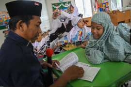 Siswa disabilitas belajar membaca Iqro Page 1 Small