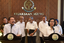 Menkeu laporkan dugaan korupsi di LPEI ke Kejagung Page 1 Small