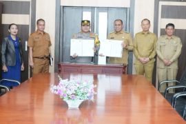 Pj Bupati Langkat serahkan dana hibah pengamanan pilkada