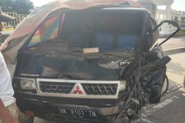 Tabrak pembatas Jalan, penumpang pick up luka berat
