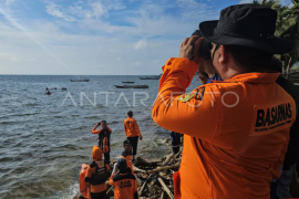 Hari ketujuh pencarian korban kapal Yuiee Jaya II di Selayar Page 1 Small