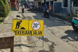 Pemkab turunkan tim perbaikan jalan di Sidoarjo