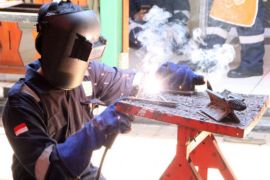 PPKKPL Condet latih warga Tanjung Barat teknik las