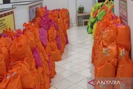 Perumda Aneka Usaha di Kolaka serahkan 450 paket sembako