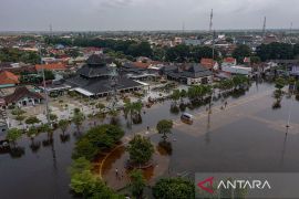 Kemarin, penanganan banjir Demak-Kudus sampai imbauan THR "ojol"
