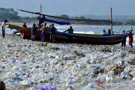 Sampah plastik terbawa arus laut berserakan di Pantai Kedonganan Bali