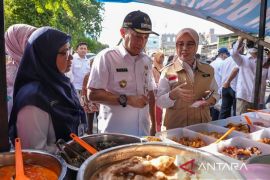 Keamanan makanan takjil di Pasar Benhil juga diperiksa BBPOM DKI