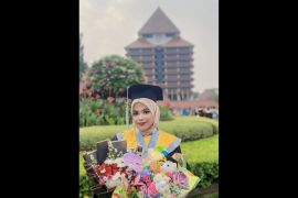 Cumlaude di UI, pemudi dari "Tanah Lapindo" diterima di kampus top dunia