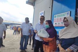 JFX-MSP bagikan 1.000 paket sembako untuk warga Pangkalpinang