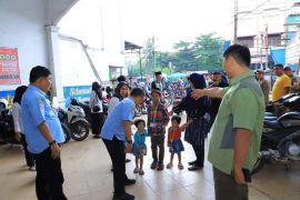 Bupati dan OPD Labura belikan baju untuk 200 anak yatim